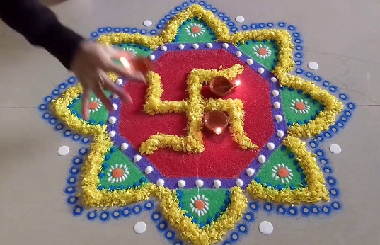 Flerfarvet Swastik Rangoli