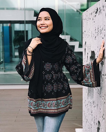 Afslappet mørk tyrkisk hijab -stil