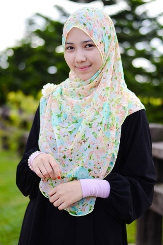 Bryst, der dækker tyrkisk hijab stil