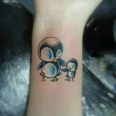 Bimbózó pingvin tetoválás