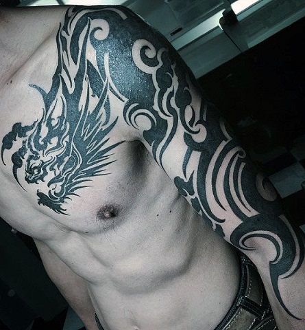 Törzsi sárkány mintás tetoválás