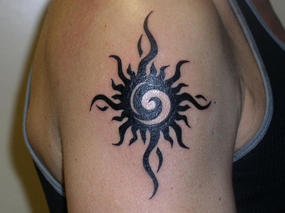 Törzsi Sun stílusú tetoválás