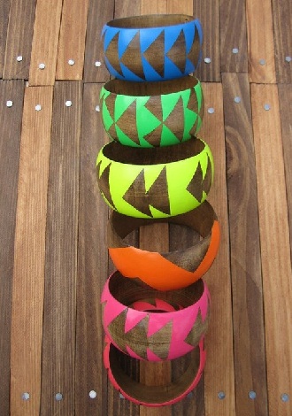 Többszínű fa karkötő