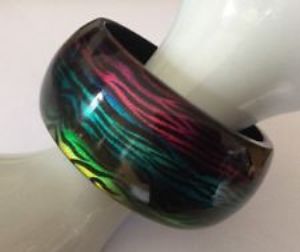 Rainbow mønster akryl armbånd