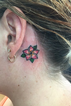 Sød Plumeria -tatovering bag et øre