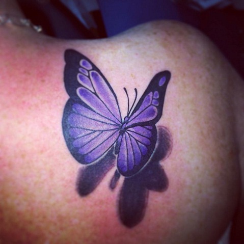 3D stílusú lila pillangó tetoválás