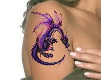 Lila sárkány lendületes tetoválás