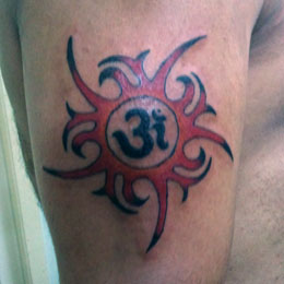 Tribal Sun Tattoo med center Om Symbol