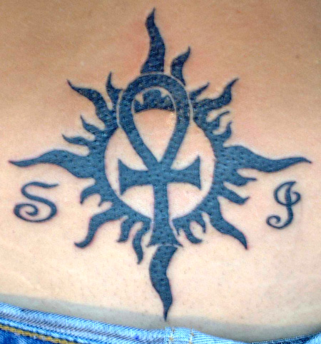 Curvy udstrålende solstråler tribal sol tatovering