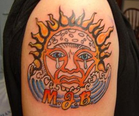 3D tribal sol tatovering på skulderen