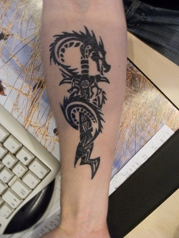 Kard sárkány törzsi tetoválás