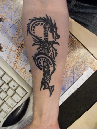 Sværd drage tribal tatovering