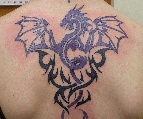 Repülő sárkány törzsi tetoválás