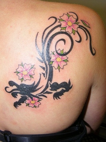 Virágos sárkány törzsi tetoválás
