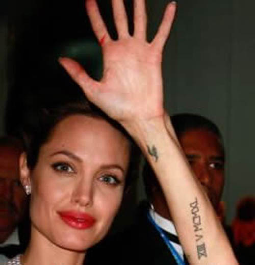 Angelina Jolie Tattoo Art a csukló területén