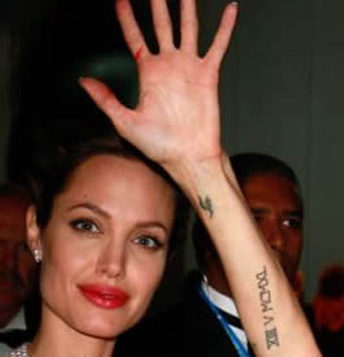 Angelina Jolie Tattoo Art på håndledsområde