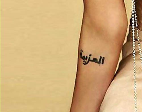 Angelina Jolie arabisk tatovering