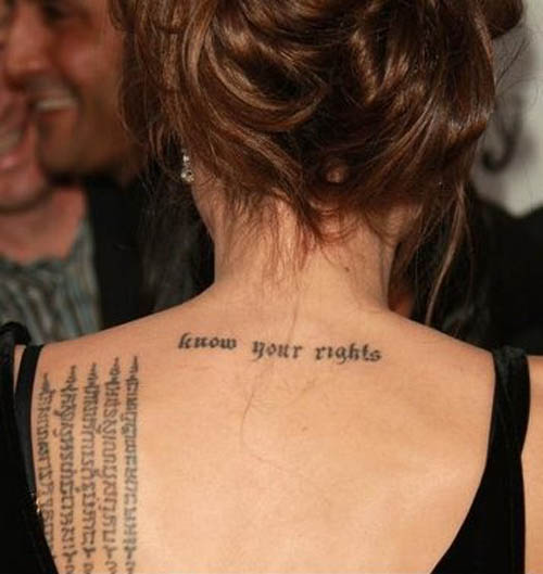 Angelina Jolie Lettering Tattoo på ryggen