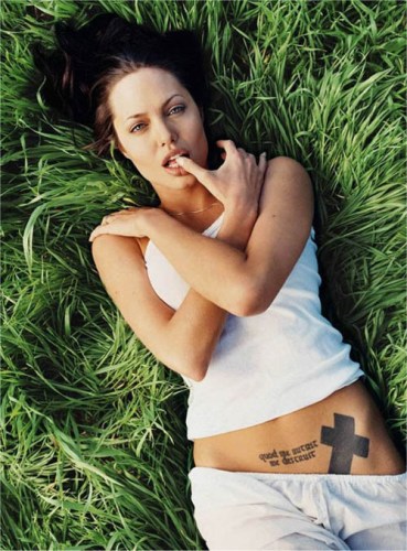Angelina Jolie tetoválás a csípőn