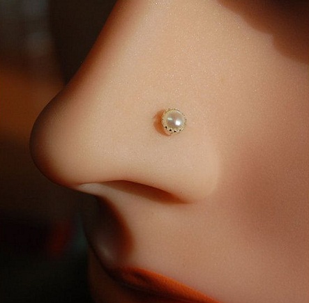 Designer hvid perle næse pin