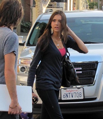 Nina Dobrev uden makeup 7