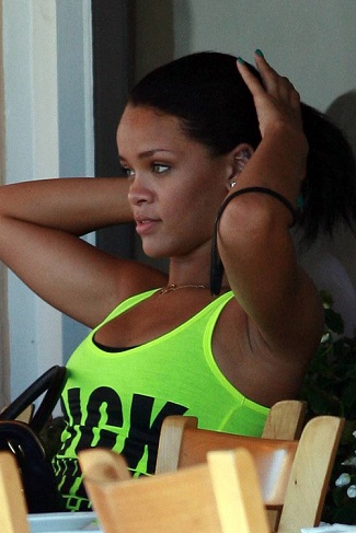 Rihanna smink nélkül7