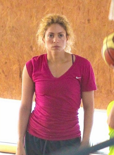 Shakira uden makeup ansigt i gymnastiksalen