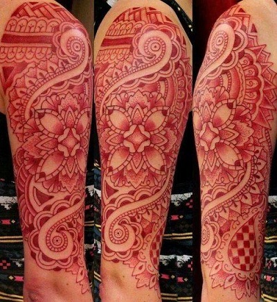 Kompleks rødt tatoveringsdesign