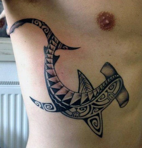 Törzsi cápa tetoválás