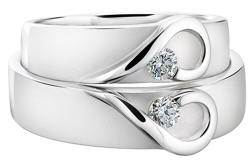 Szív által tervezett platina pár gyűrűk aranyos gyémántokkal