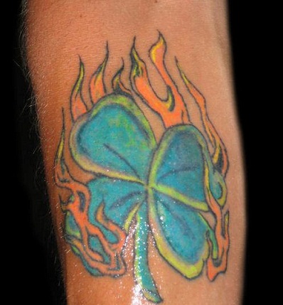 Farverig kløver tatovering med flammedesign