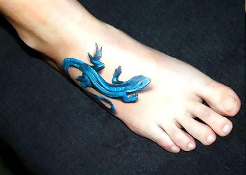 Félelmetes kék gekkó tetoválás