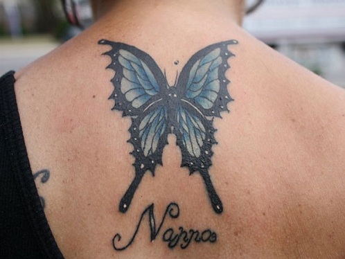 Vonzó gótikus pillangó tetoválás