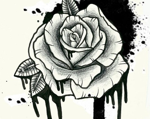 Látványos rózsás tetoválás gótikus stílusban