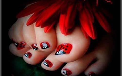 Ladybug Toe negle design