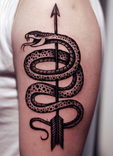 En slangepilstatovering på armen