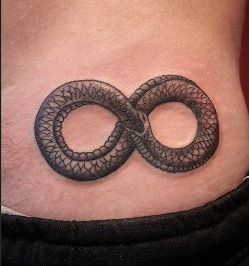 Csörgőkígyó végtelen tetoválása a csípőn