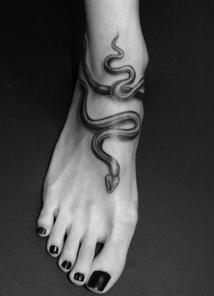 En slange krøllet tatovering på ankel til piger