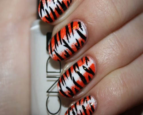 Abstrakt Zebra Print Nail Design