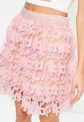 Pink nederdel med flæser i flæser