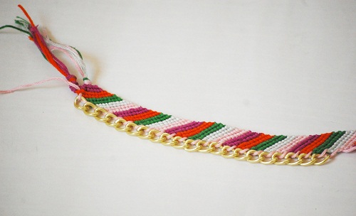 Det gyldne ringede armbånd med perlerne