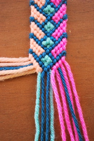 Többszínű kötött karkötő