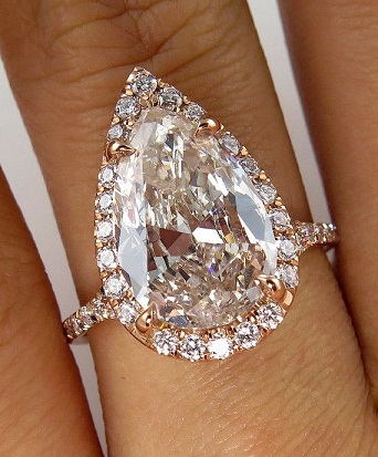 Stor pæreform diamantring til bryllup