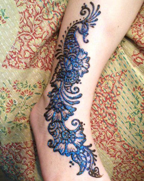 Kék csillogó Mehendi minták lábakhoz