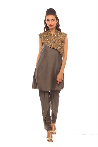 Kurta med asymmetrisk designede skuldertræk