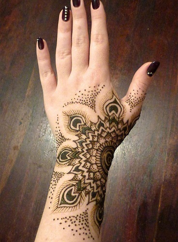 Påfuglefjer og blomster Mehndi