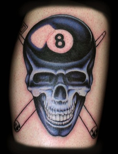 Kranium i en tatoveringsdesign med kugler