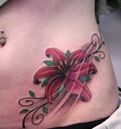Feminin blomstertatovering