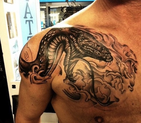 Cobra Tattoo kraftigt design til skulder