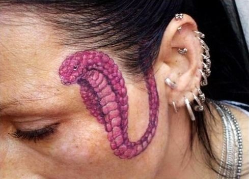 Cobra tetoválás az arcon